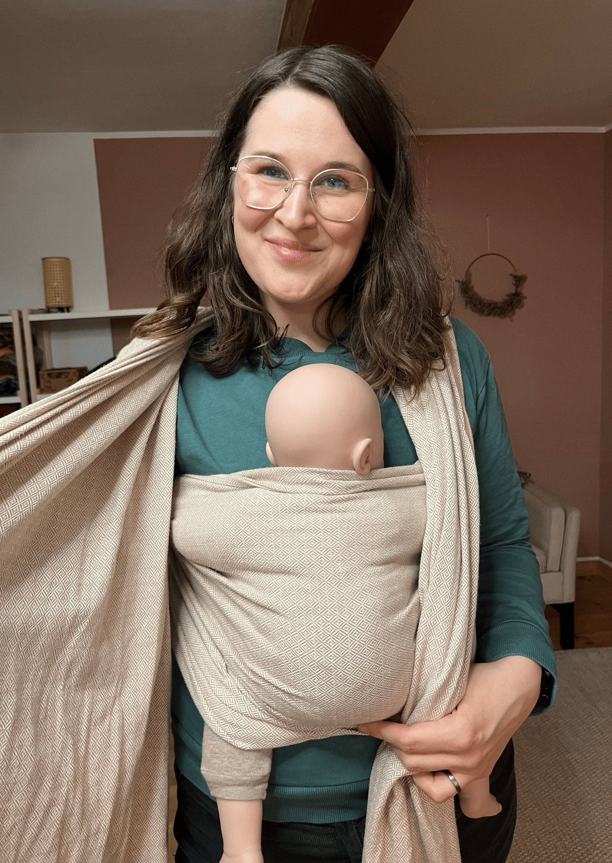 Frau mit Tragetuch und Baby
